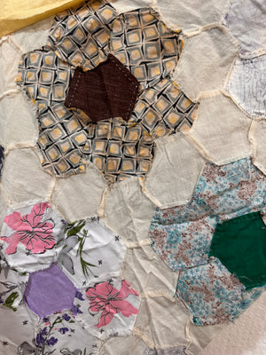 Hexagon flower Vintage quilt top (Copy)